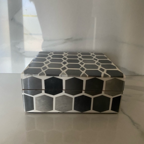 Mela Artisan Granercy Box In Gray Ivory Honeycomb Pattern 5”x5” - Picture 6 of 7